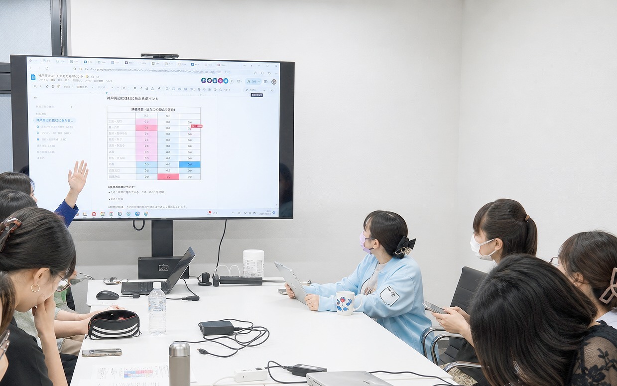 企画支援の打ち合わせをする様子